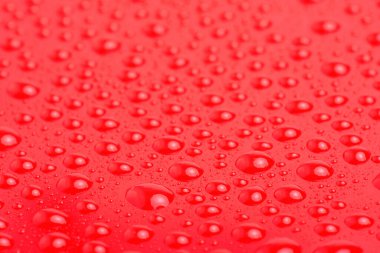 Kırmızı soyut arka plan. Su damlalı kırmızı plastik makro fotoğraf