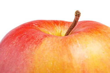 Beyaz üzerine izole edilmiş kırmızı ve sarı bir elma parçasının makro fotoğrafı