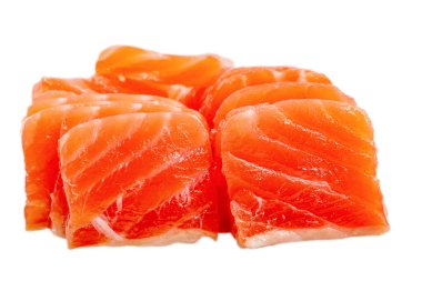 Somon balığı parçaları beyaza izole edilir. Yemek fotoğrafı, kırmızı balık.