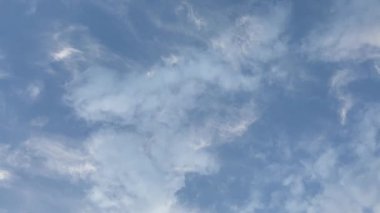 Köyde baharda bulutlu mavi gökyüzü.