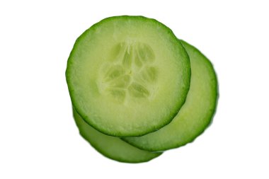 Üç dilim taze salatalık. Sebze, salatalık beyazı soyutlayın.