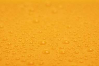 Su damlalı sarı plastik arka plan. Soyut sarı arkaplan