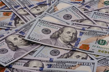 Arkaplan olarak 100 'lük banknotlar halinde Amerikan doları