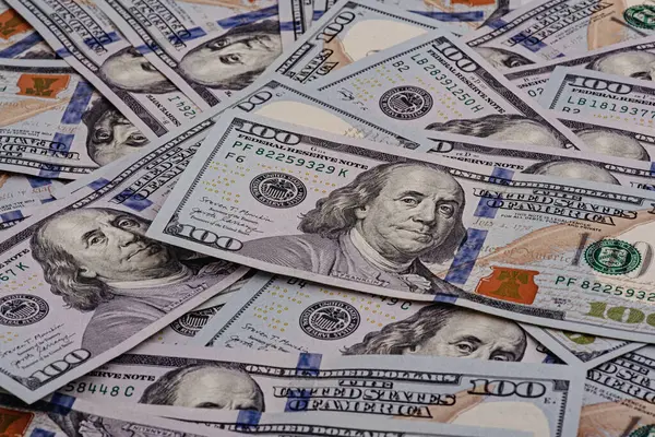 Arkaplan olarak 100 'lük banknotlar halinde Amerikan doları