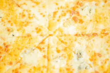 Arka plan makro fotoğrafı olarak dört peynirli pizza.