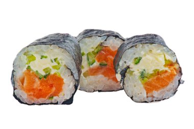 Somon, peynir, salatalık ve pirinç sarılmış süt yosunları beyaza sarılmış.