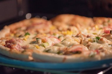 Pastırmalı ve peynirli hazır pizza.