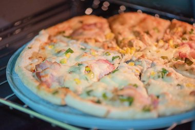 Seramik tabakta servis için pizza.