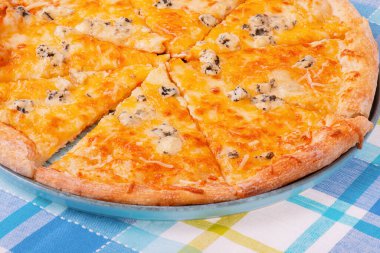 Mavi tabakta peynirli pizza ve kareli masa örtüsü.