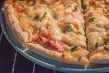 Pastırmalı ve peynirli hazır pizza.