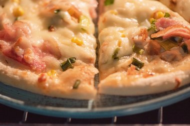 Pastırmalı ve peynirli pizza.