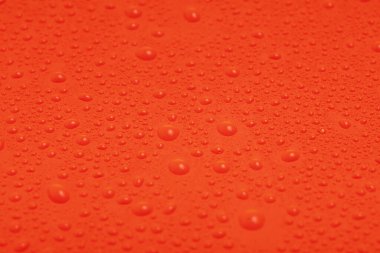 Suyun dokusu kırmızı plastiğe düşer.