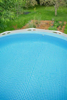 Yazın bahçede dinlenmek ve yüzmek için suyla dolu bir çerçeve.