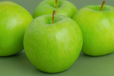 Yeşil arka planda elmalar. Vitaminler, meyve yeşili elmalar