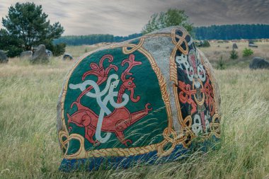 11 Haziran 20023: Findlingspark Henzendorf, Brandenburg, Almanya 'da düzensiz kayalar