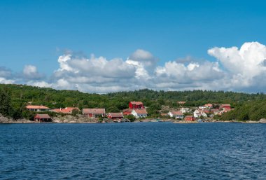 Norveç 'in güneyindeki Skjernoya adasındaki Farestad köyünün renkli evleri.