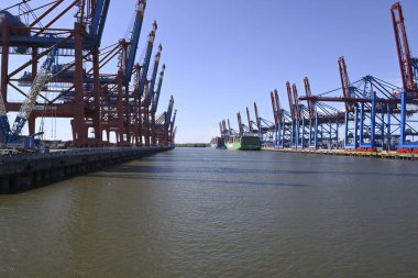 Hamburg Endüstri Rıhtımı. Gemiler boşaltılıyor. Hamburg, Almanya.