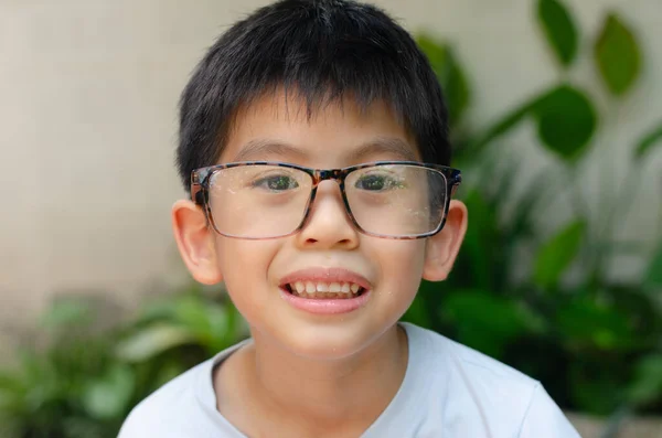 Asyalı Çocuk Yaşında Mutlu Bir Şekilde Gülümseyen Gözlük Takan Beyaz — Stok fotoğraf