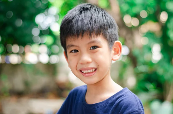 アジアの少年 歳の肖像画 幸せな概念と笑顔 ダークブルーのシャツを着る — ストック写真