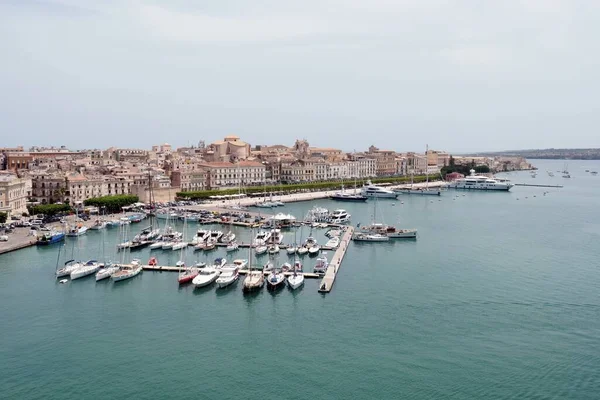 Άποψη Του Νησιού Ortigia Και Νέο Λιμάνι Συρακούσες Σικελία Ιταλία — Φωτογραφία Αρχείου