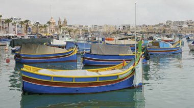 Karakteristik balıkçı tekneleri, luzzu, Marsaxlokk, Malta limanına demirlemiş.