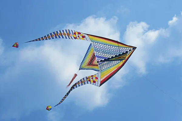 Rhomboid Vormige Vlieger Met Veelkleurige Geometrische Ontwerpen Tijdens Vlucht — Stockfoto