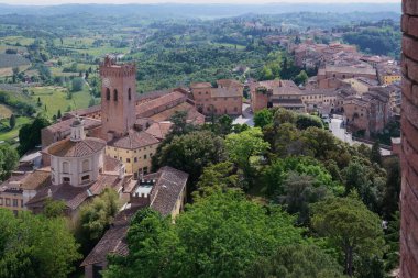 San Miniato, Federico II 'nin kulesinden, Katedral' in çan kulesinden, SS kilisesinin kubbesinden görüntü. Crocifisso ve çekicinin bir parçası.