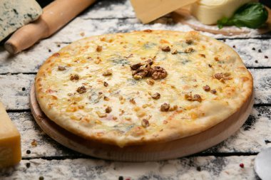 Taze sebzeli lezzetli peynirli pizza.