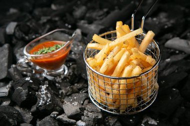 Domates soslu patates kızartması.