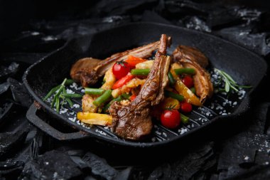 Kömürde sebzeli kuzu.