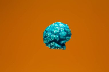  Arka planda bir mavi