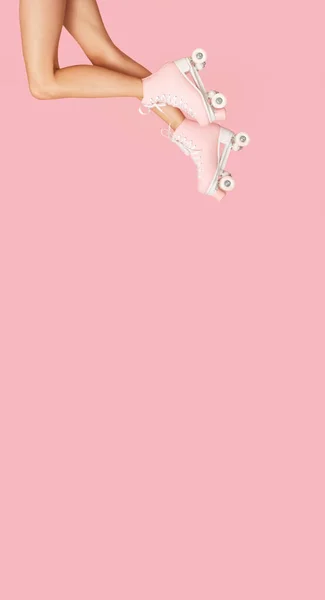 Kobiece Nogi Różowymi Rolkami — Zdjęcie stockowe
