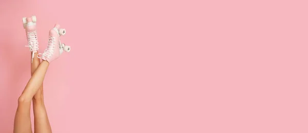 Kobiece Nogi Różowymi Rolkami — Zdjęcie stockowe