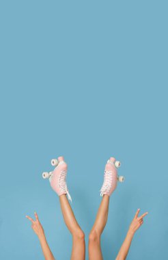 Dişi bacakları üzerinde paten.