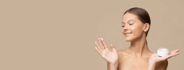 Genç kız yüz kremi sürüyor..