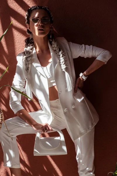 Femme Mode Avec Tresses Costume Blanc Sur Fond Fleurs Ombres — Photo