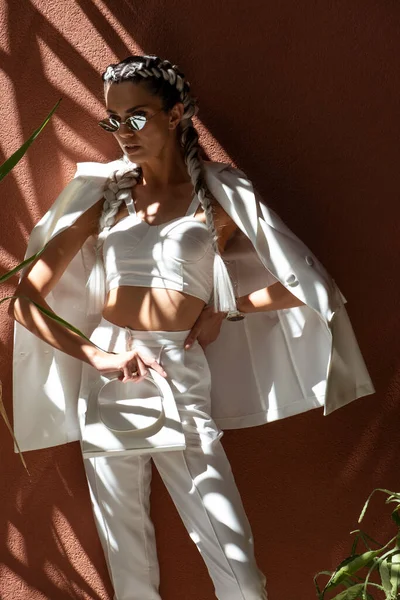 Femme Mode Avec Tresses Costume Blanc Sur Fond Fleurs Ombres — Photo