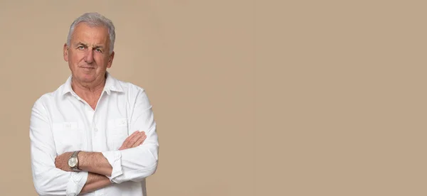 Przystojny Starszy Mężczyzna Białej Koszuli Patrząc Aparat Brązowym Tle — Zdjęcie stockowe