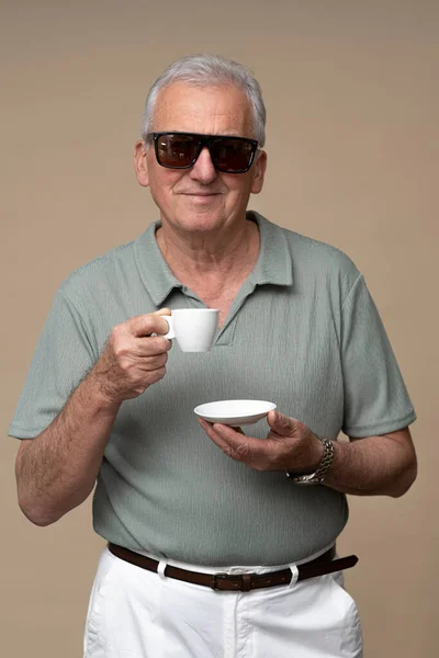 漂亮的老年人喝白杯浓缩咖啡 — 图库照片