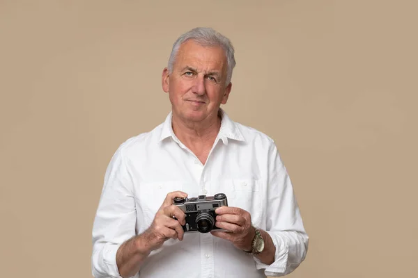 漂亮的老摄影师 带着棕色背景的老式复古相机 — 图库照片