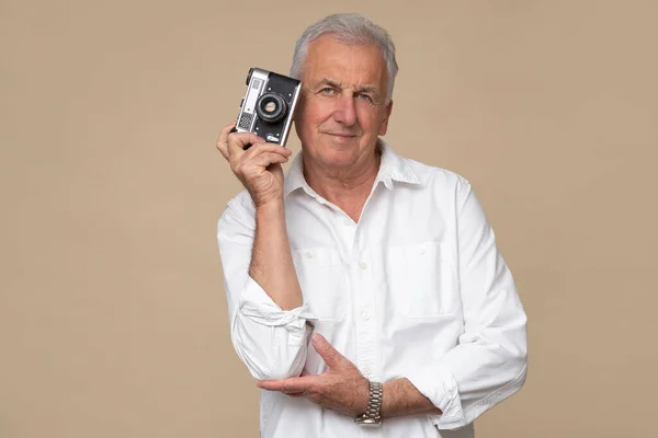 漂亮的老摄影师 带着棕色背景的老式复古相机 — 图库照片