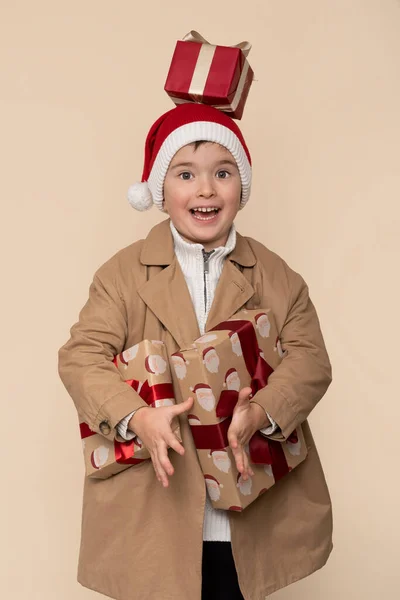 Engraçado Menino Com Presentes Natal Rosto Chocado Fundo Marrom Claro — Fotografia de Stock