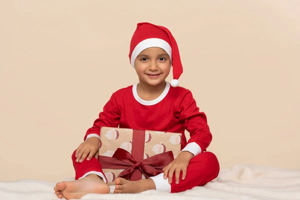 Menino Com Pijama Papai Noel — Fotografia de Stock