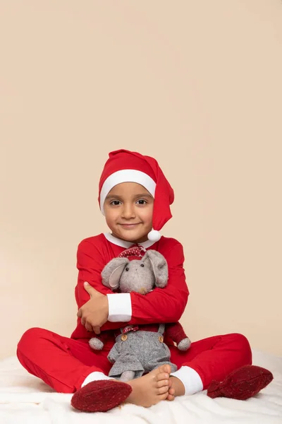 Menino Com Pijama Papai Noel — Fotografia de Stock
