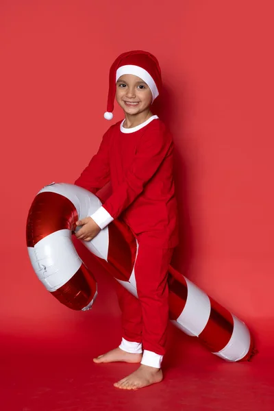 Bonito Menino Pijama Natal Com Presentes Fundo Vermelho — Fotografia de Stock