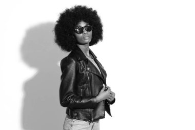 Siyah beyaz fotomodellerin afro saç stili..