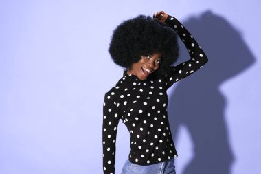 Menekşe arka planda mutlu Afrikalı kadın modeller.