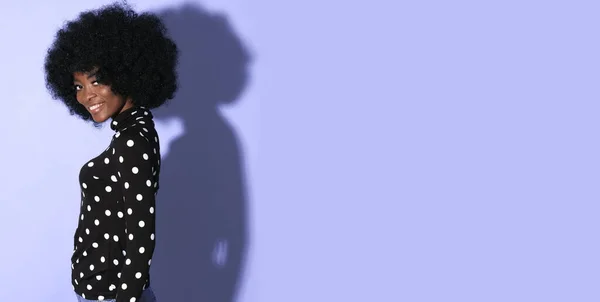 Modèle Féminin Africain Heureux Sur Fond Violet — Photo
