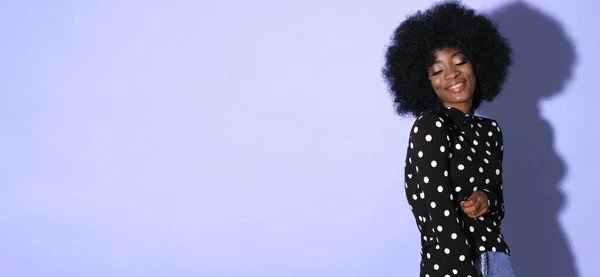 Glad Afrikansk Kvinnlig Modell Violett Bakgrund — Stockfoto