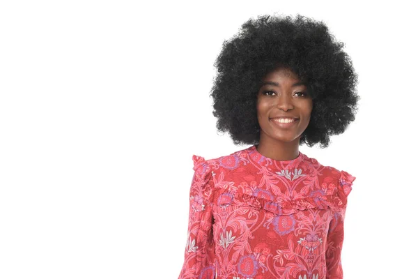 Hezká Brunetka Model Afro Vlasy Červené Květinové Šaty Izolovaném Bílém — Stock fotografie